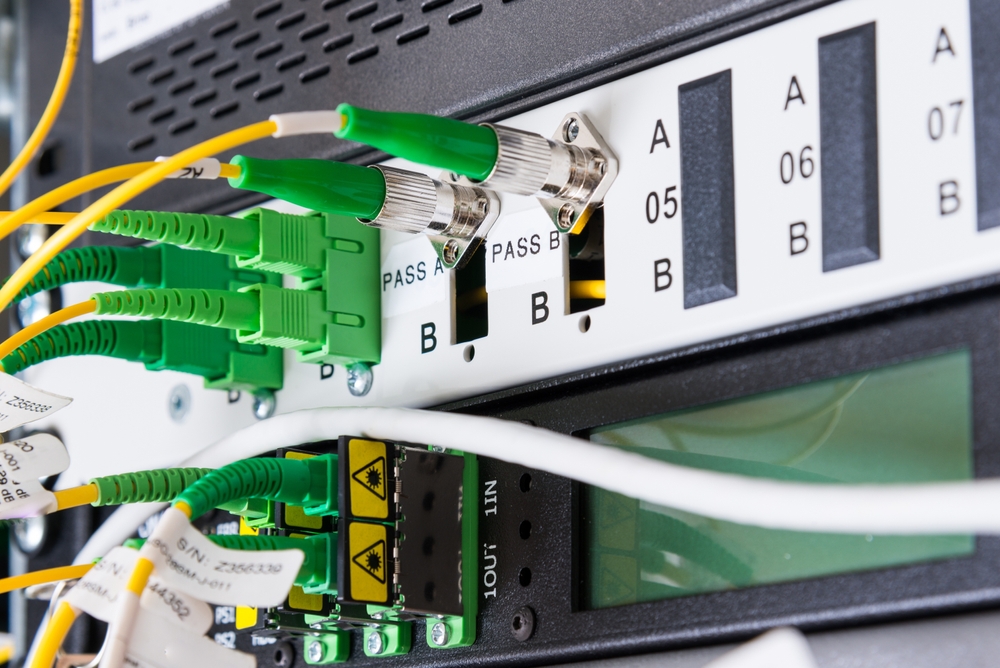 cables de fibra optica conectados